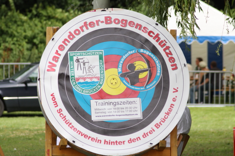 Bogenschützen präsentieren ihren Sport...